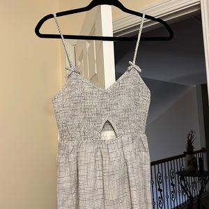 Patterned white and grey dress